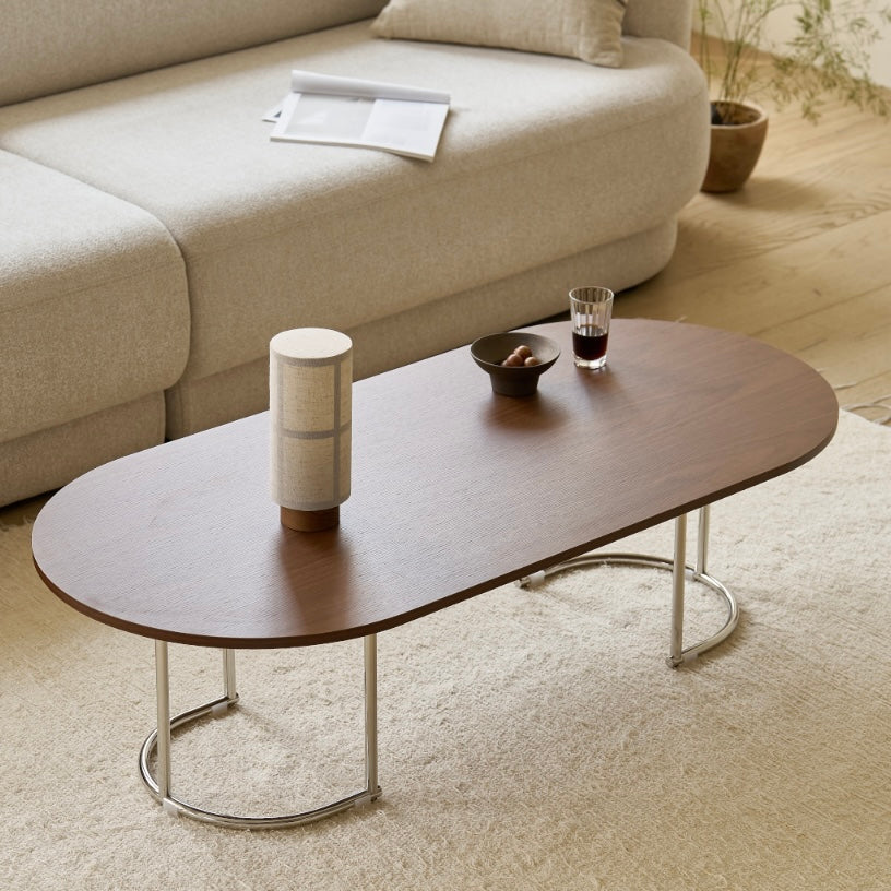 ウッド天板の楕円形のローテーブルがリビングに置かれている様子