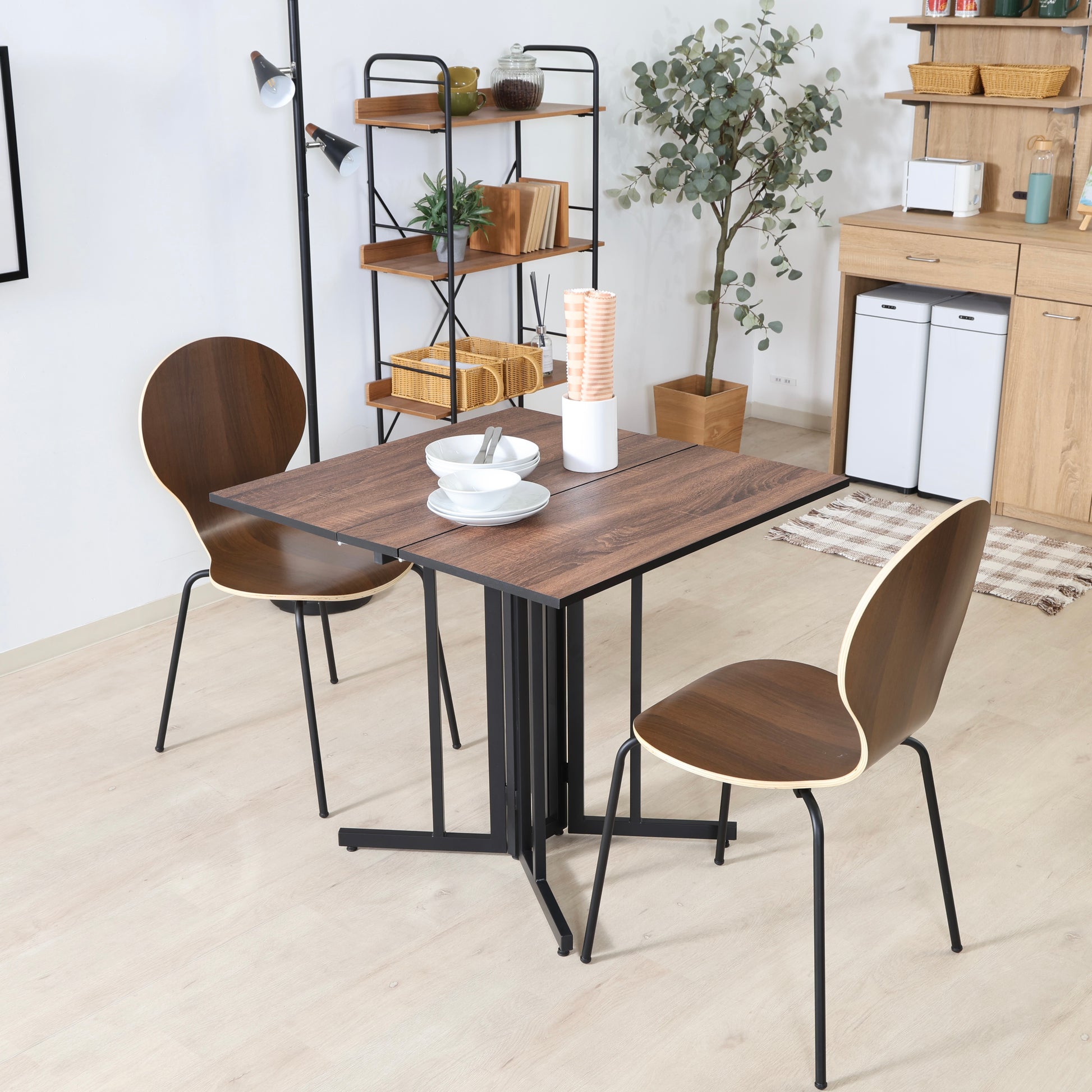 ウッド天板とスチール脚の異素材組み合わせの折りたたみ式のダイニングテーブルが置かれている様子