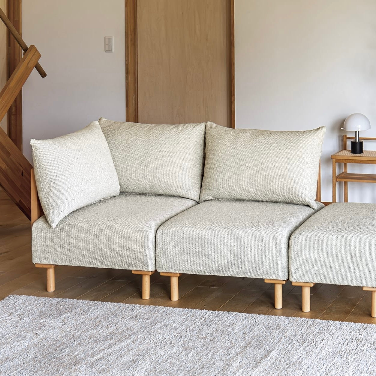 木製フレームのベージュのソファ