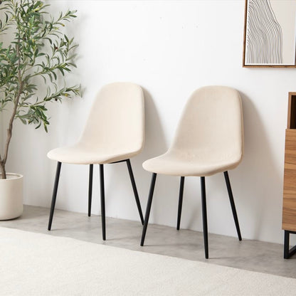 座面がコーデュロイ生地の椅子が壁沿いに2脚置かれている