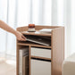 ナチュラルウッドカラーの4つの収納スペースが付いたサイドテーブルにもなる収納ワゴンのオープンな収納部分にパソコンを収納している