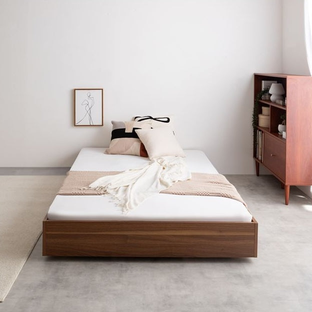 マットレスがズレにくい「ドロップマット構造」のブラウンのローベッドフレームを部屋で使っている