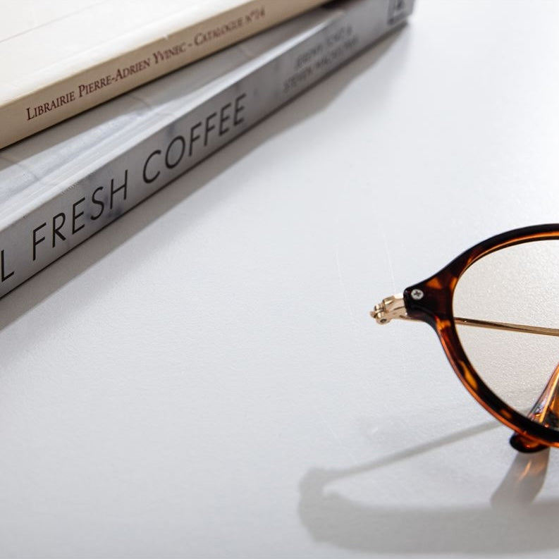 白の引き出しが4段のチェストの天板のアップの写真