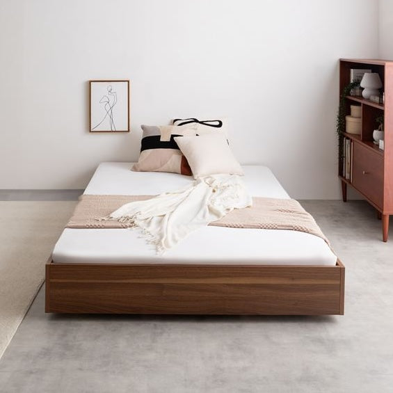 マットレスがズレにくい「ドロップマット構造」のブラウンのローベッドフレームを部屋で使っている