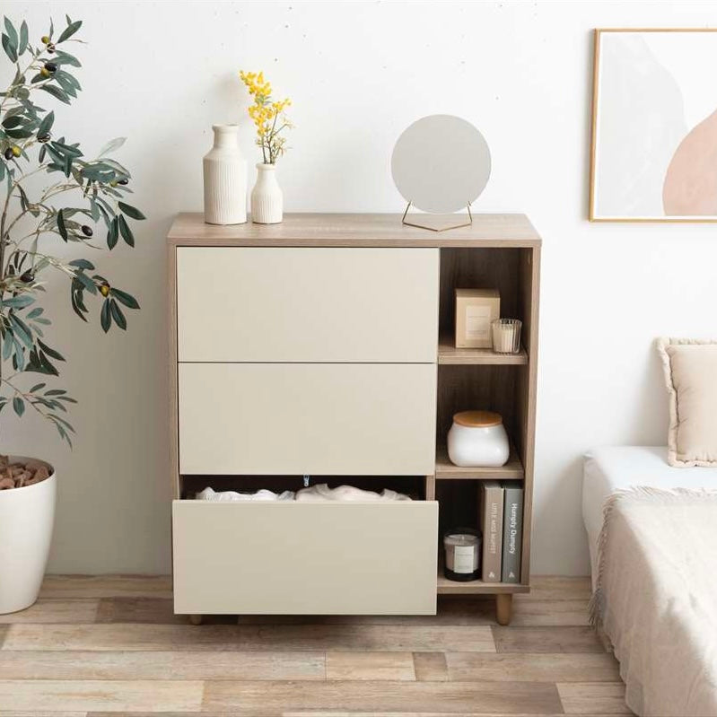 リビングに置かれた引き出し付きのキャビネット