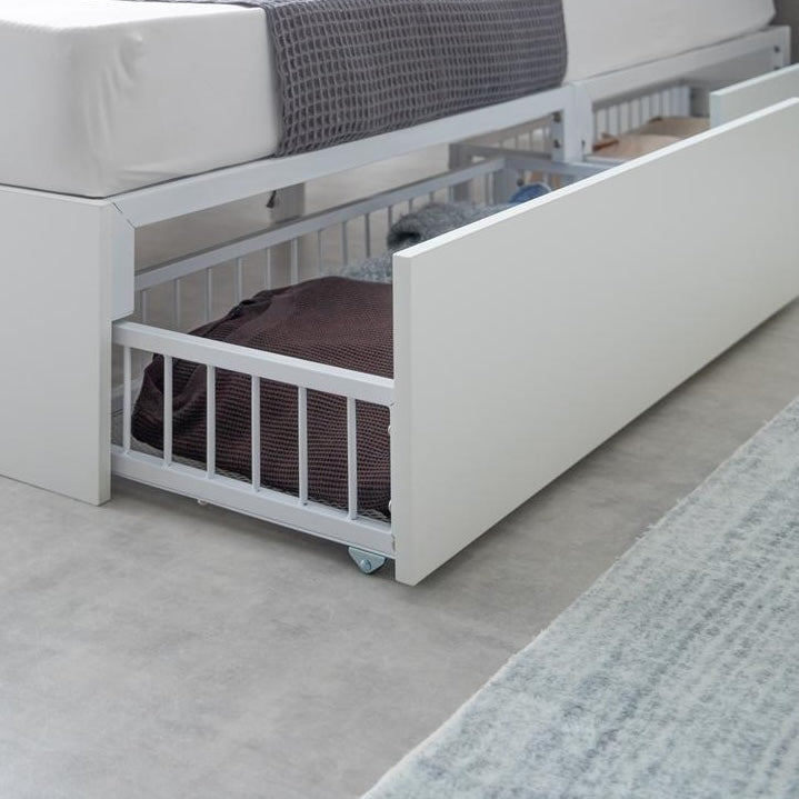 シンプルな白のベッドフレームの引き出し部分のアップ。引き出しは格子形になっていて通気性の良いタイプ