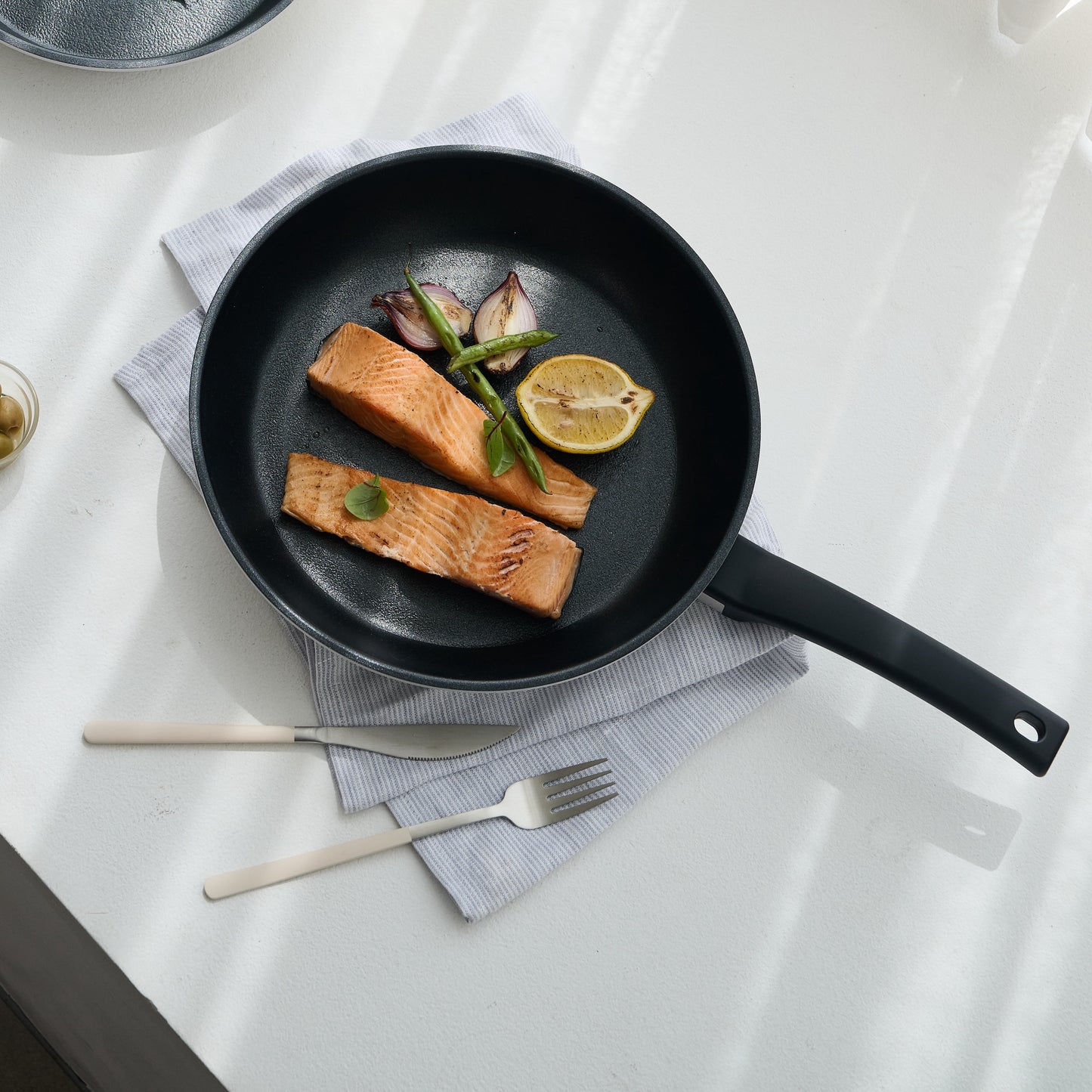 白と黒のモノクロカラーのお洒落なフライパン