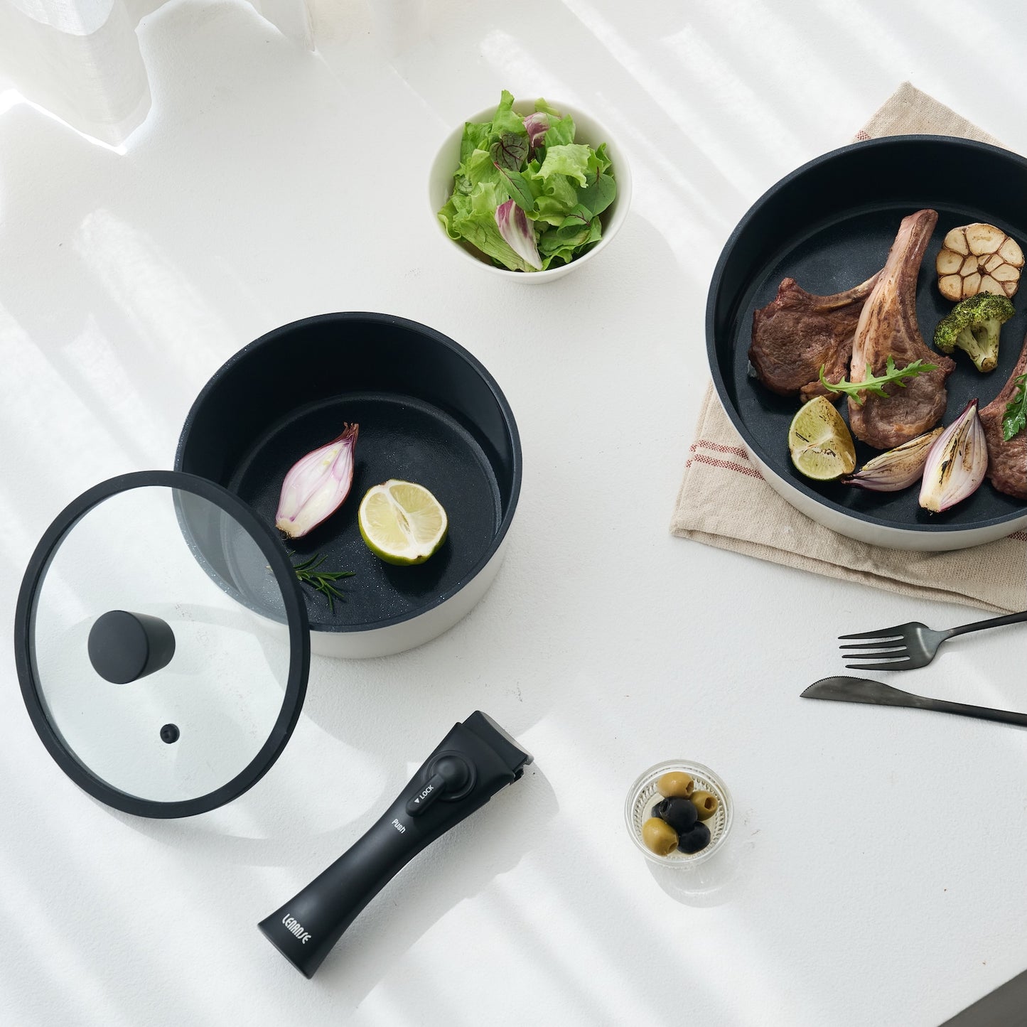 白と黒のモノクロカラーがお洒落な18cm鍋・フライパン・マルチハンドル・鍋蓋をまとめた、毎日の調理に使いやすいセット