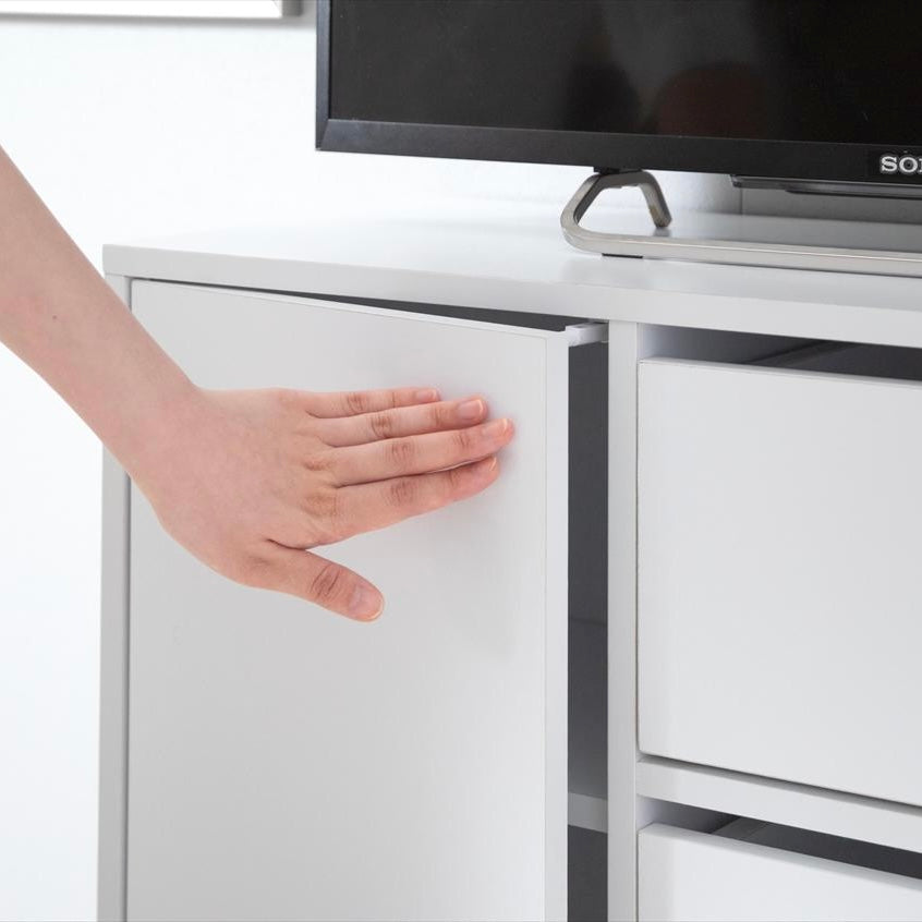 キャスターがついたホワイトのチェストの扉