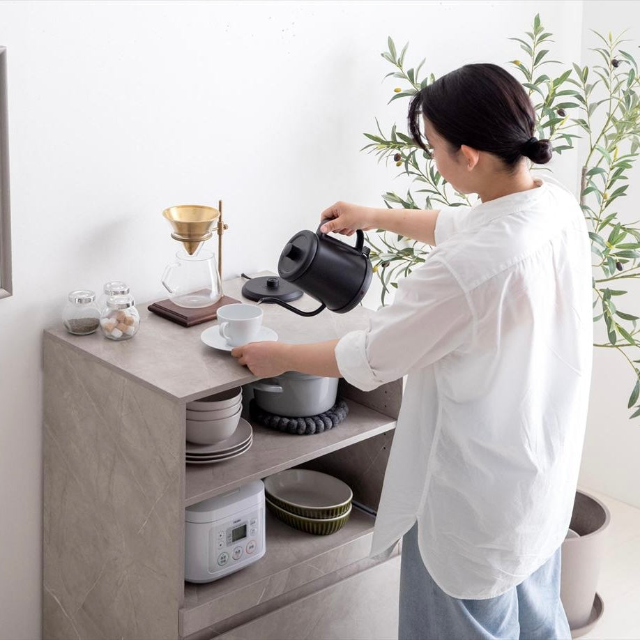 コンパクトなサイズ感のシンプルなキッチンラックを作業台として使っている