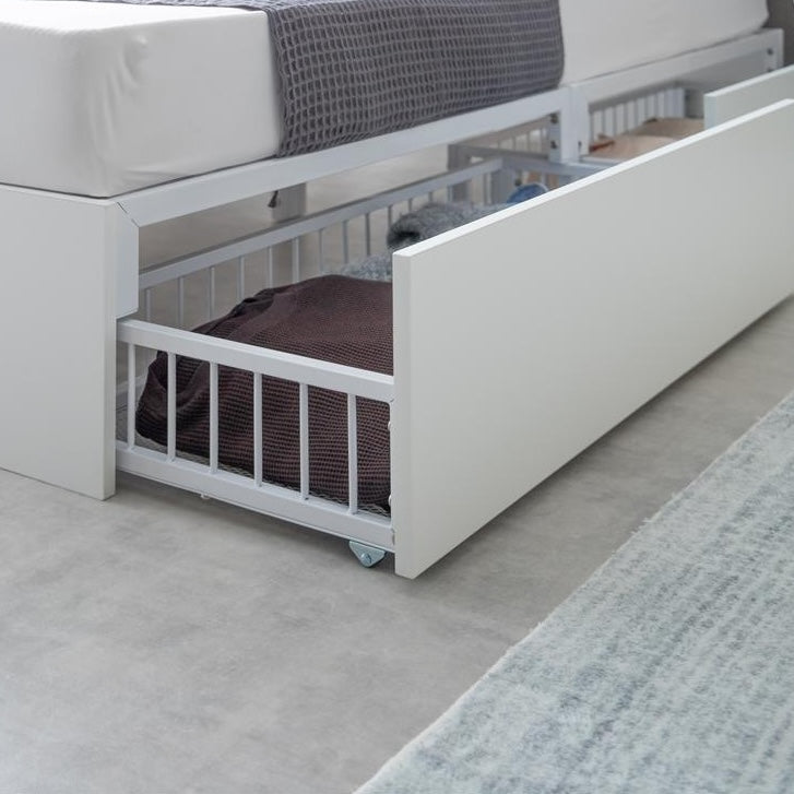 シンプルな白のベッドフレームに付いた2杯の引き出しのアップの写真