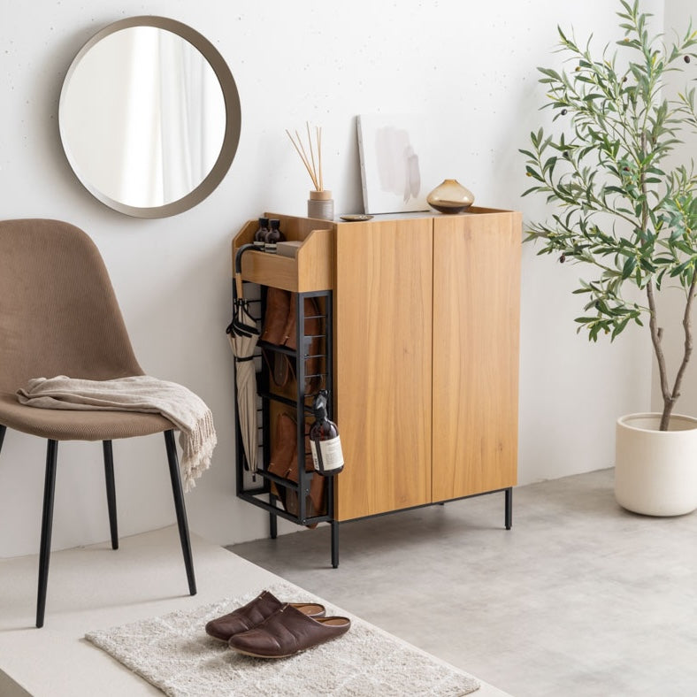 ブラウンのラック付きキャビネットを玄関に置いている様子