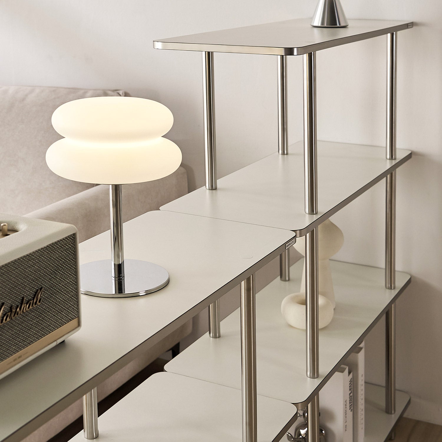 3段と4段のホワイトオープンシェルフが横並びで置かれている様子