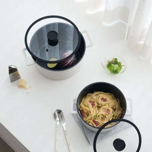 蓋付きの両手鍋が置かれている