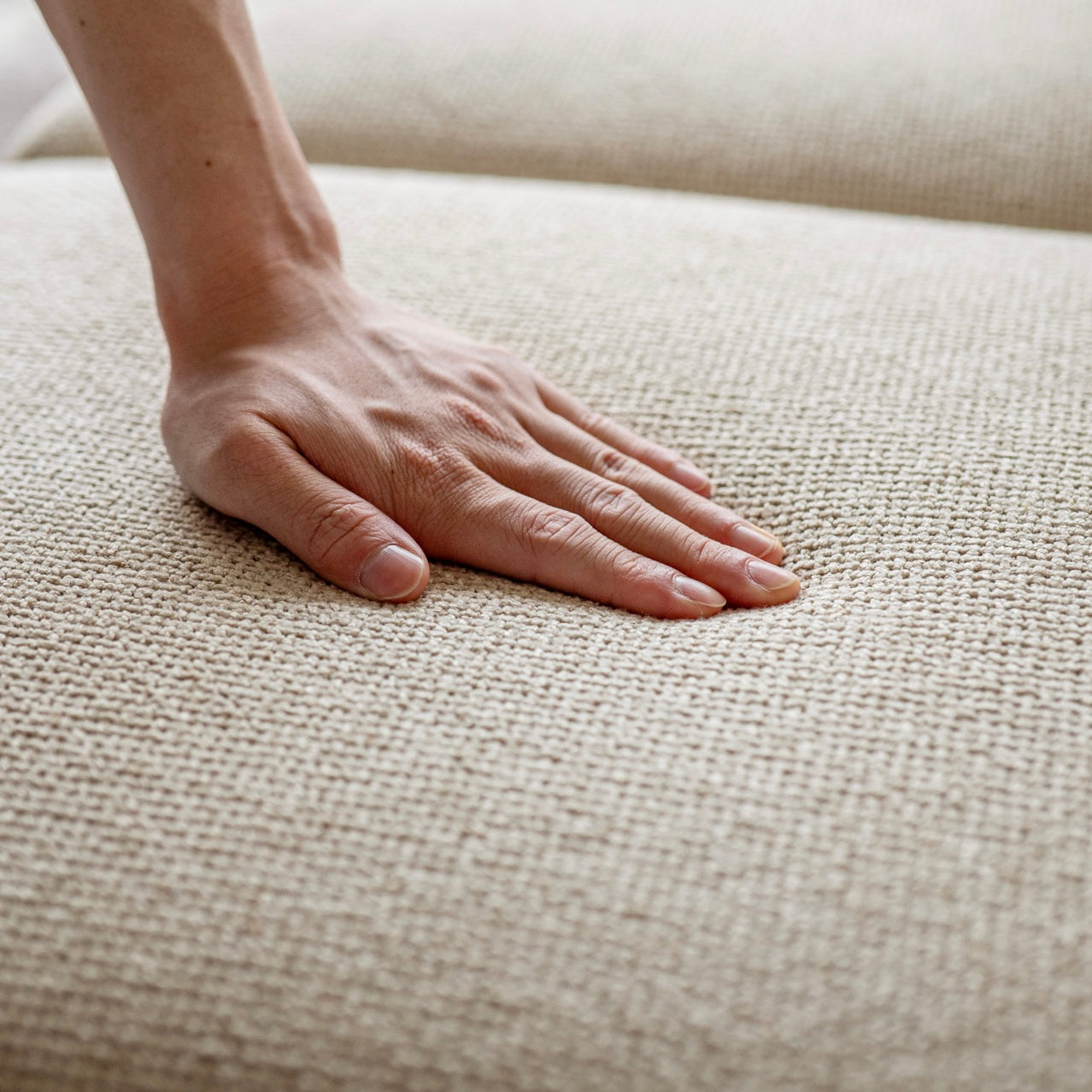 木製フレームのベージュのソファ