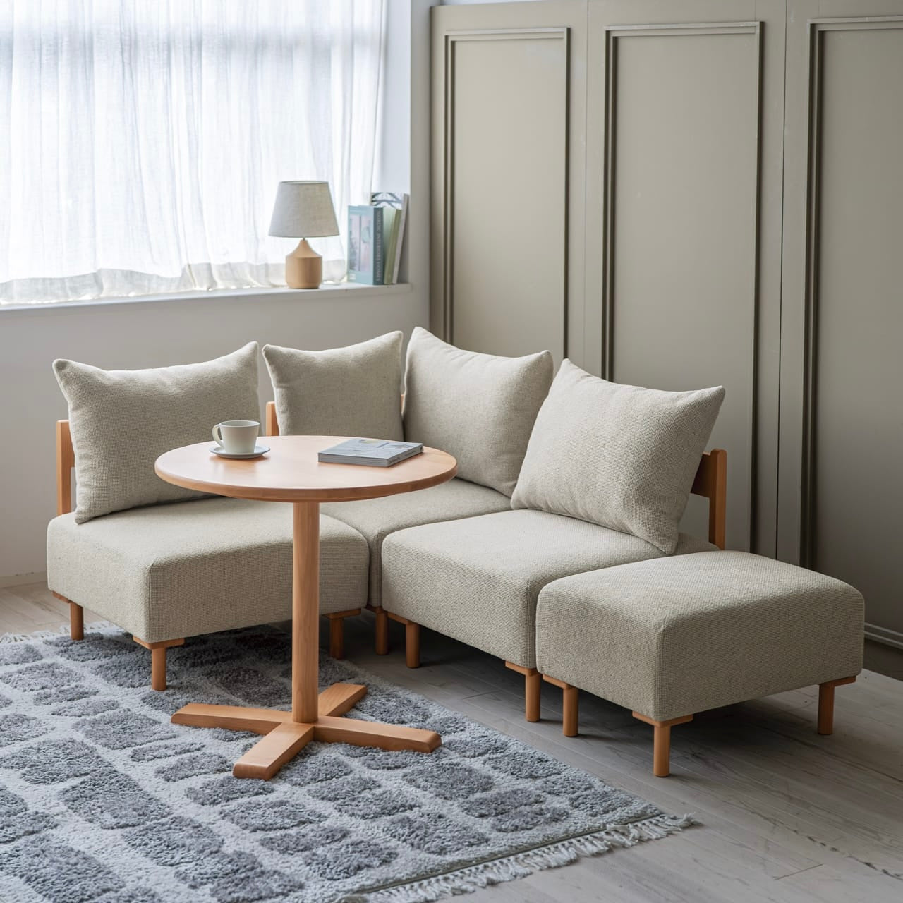 木製フレームのベージュのソファがリビングに置かれている様子