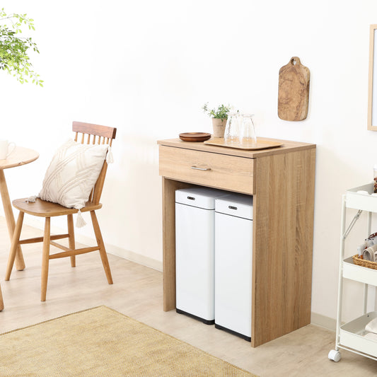 ゴミ箱が収納できるキッチン棚の上にコップやお盆が置いてある