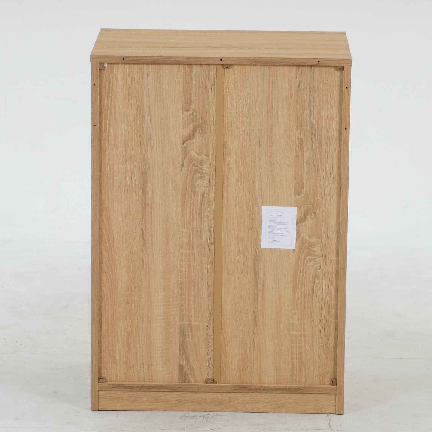 ユニット収納キャビネットナチュラルを背面からうつしている様子