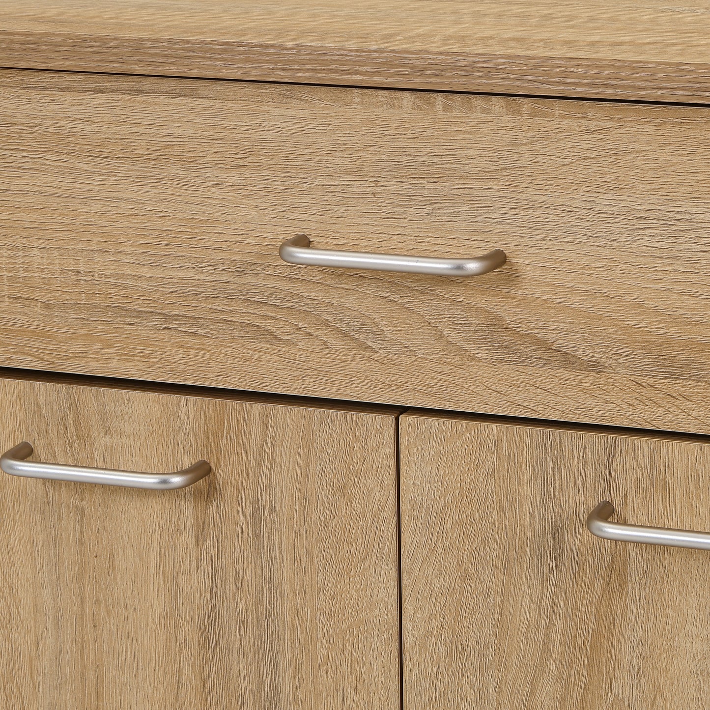 ユニット収納キャビネットナチュラルの引き出し取手部分をうつしている様子