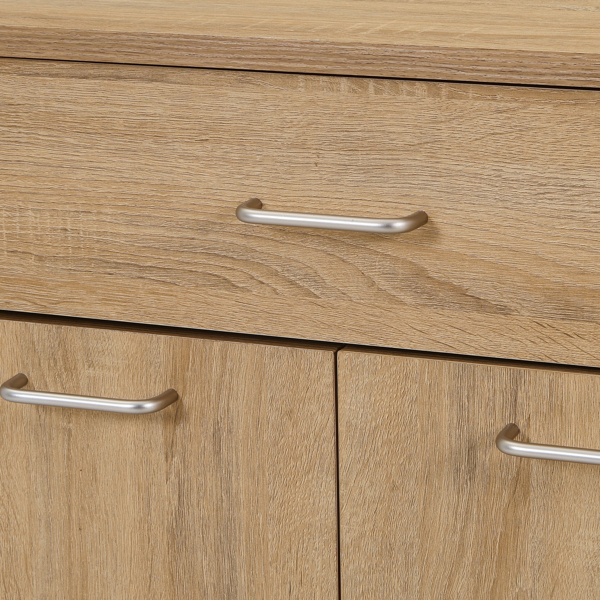 ユニット収納キャビネットナチュラルの引き出し取手部分をうつしている様子