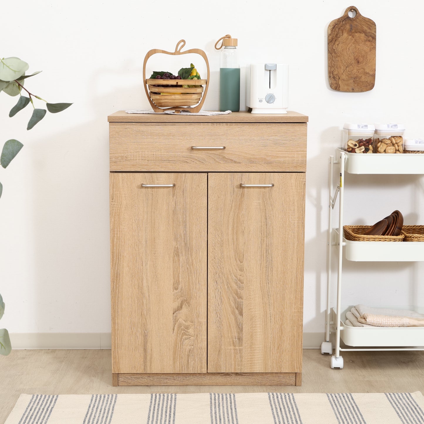 ユニット収納キャビネットナチュラルがダイニング壁際に置かれている様子