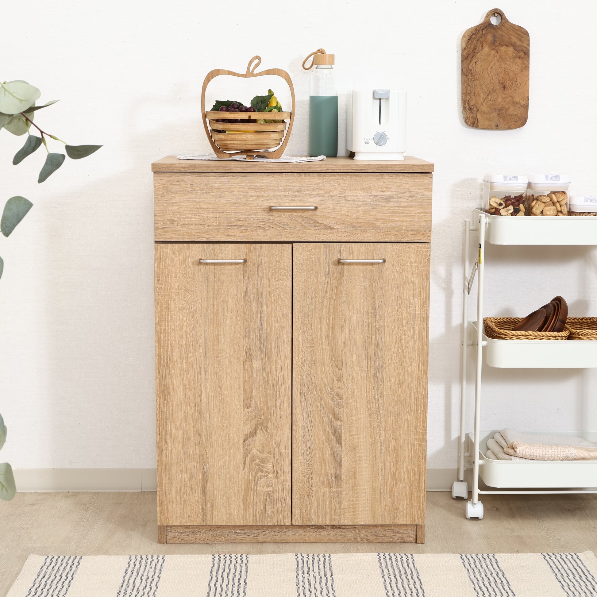 ユニット収納キャビネットナチュラルがダイニング壁際に置かれている様子