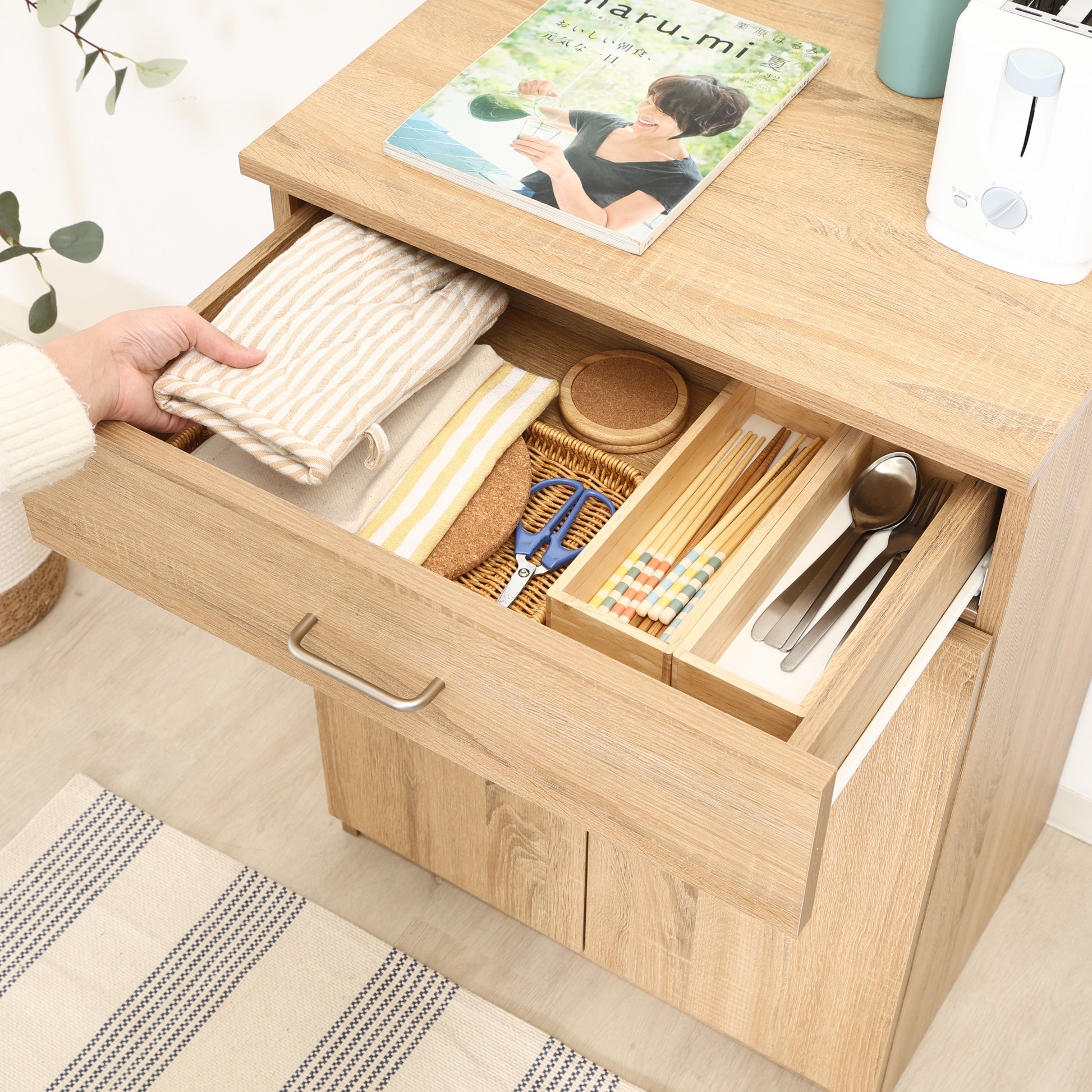 ユニット収納キャビネットナチュラルの引き出しにカトラリーが置かれている様子