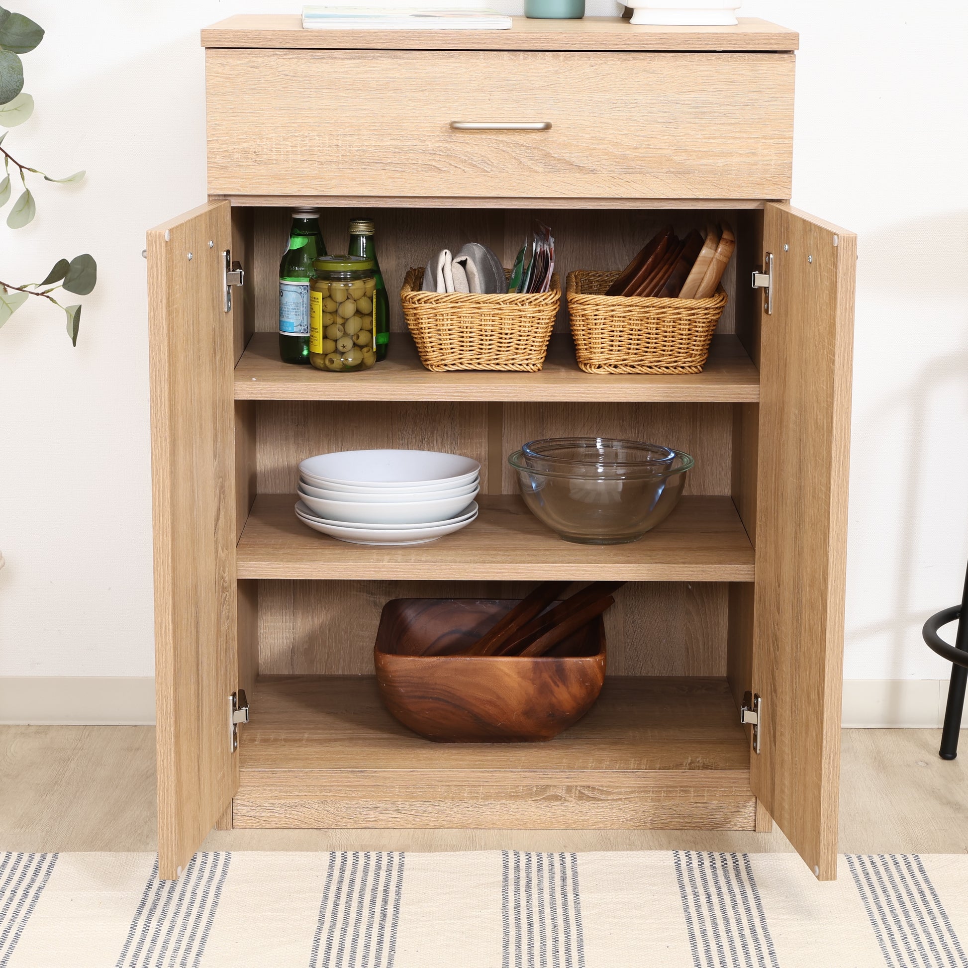 ユニット収納キャビネットナチュラルの扉収納に食器が置かれている様子