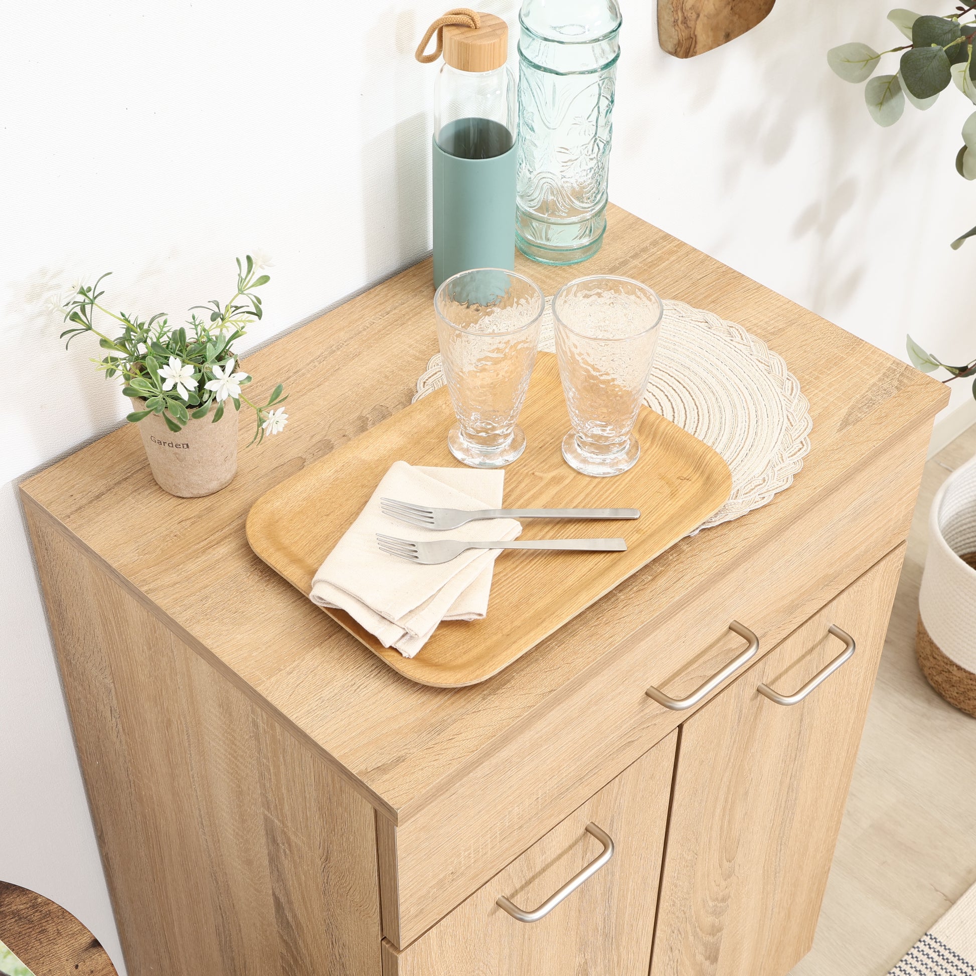 ユニット収納キャビネットナチュラルの天板に食器やカトラリーが置かれている様子