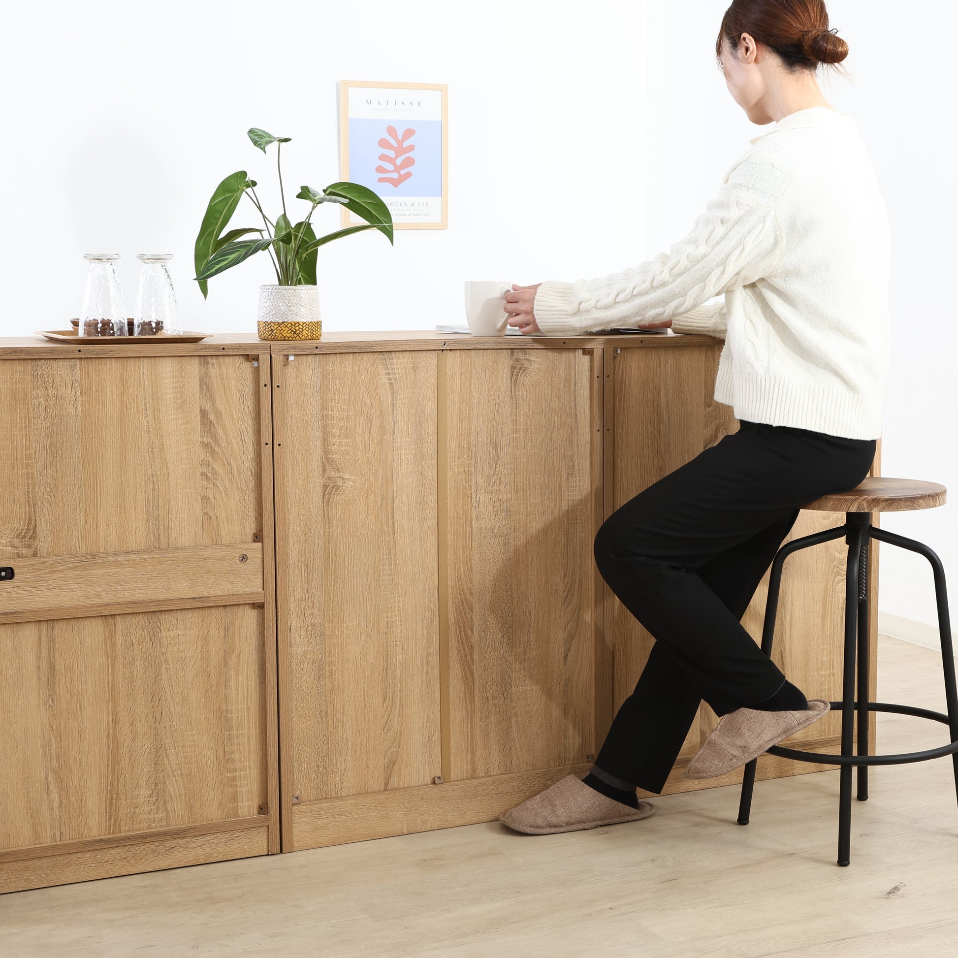 連結されたユニット収納シリーズの背面をうつしている様子