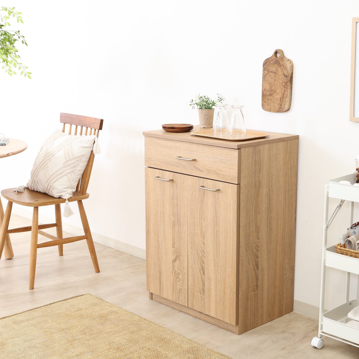 ユニット収納キャビネットナチュラルがダイニング壁際に置かれている様子