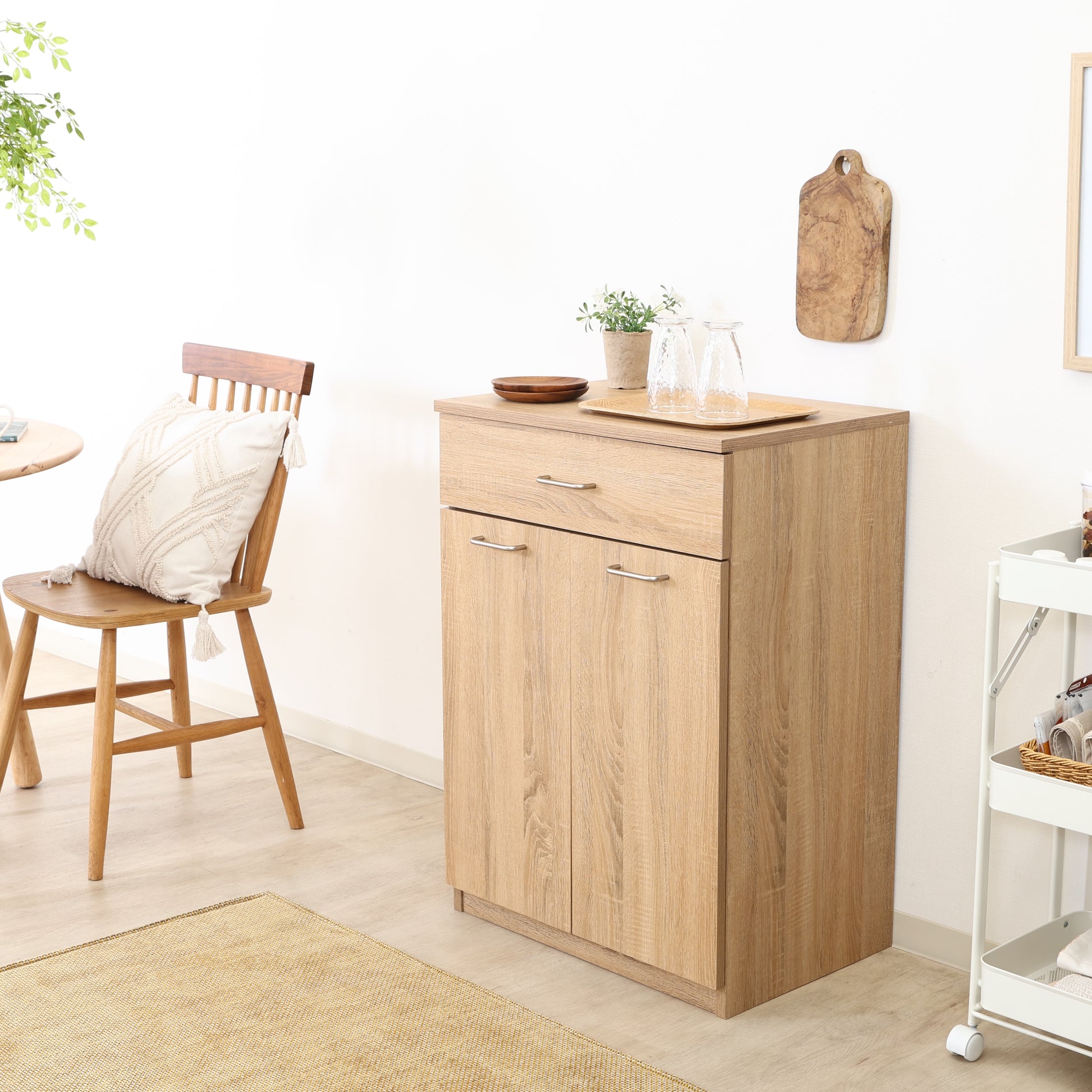 ユニット収納キャビネットナチュラルがダイニング壁際に置かれている様子