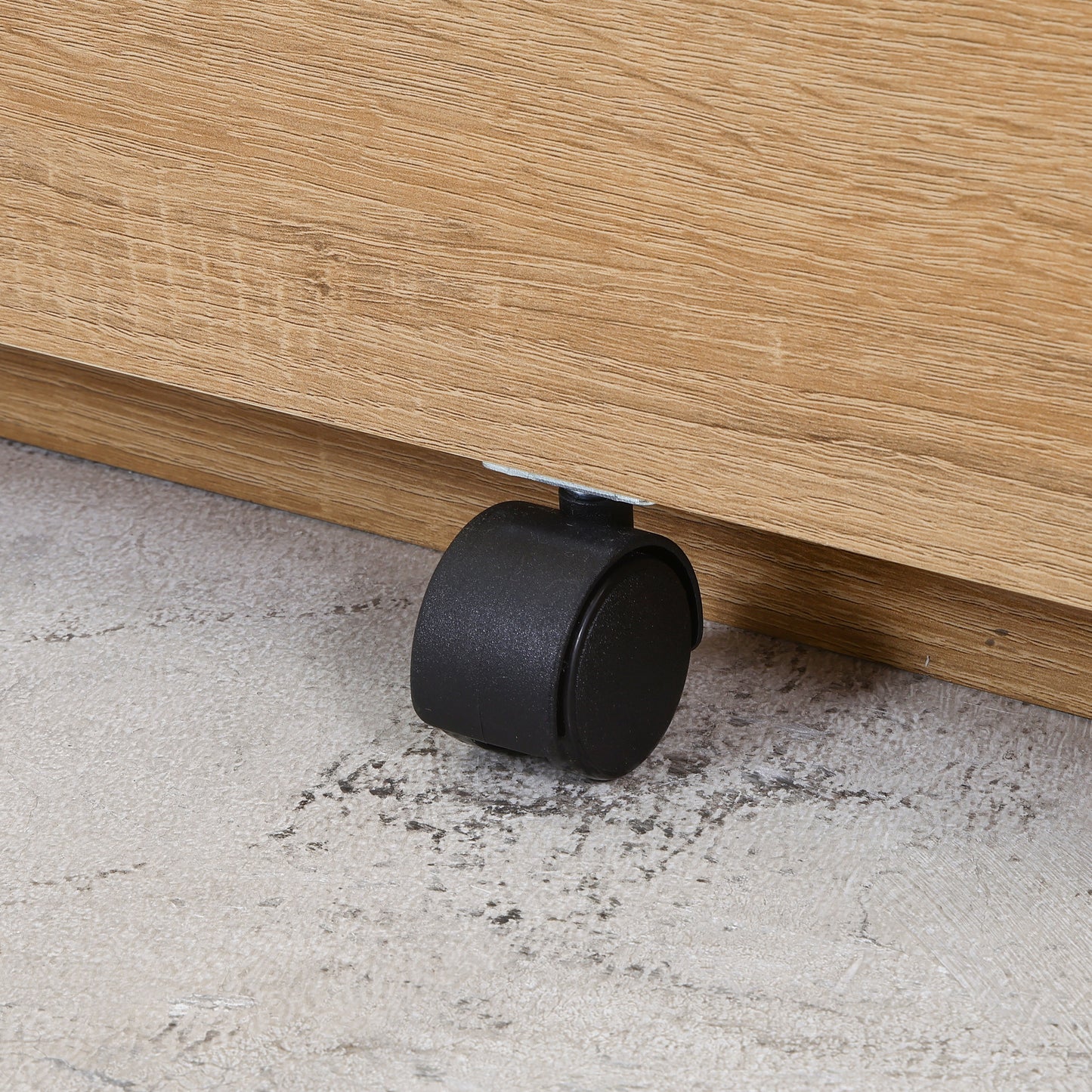 ユニット収納レンジボードナチュラルのキャスター部分をうつしている様子