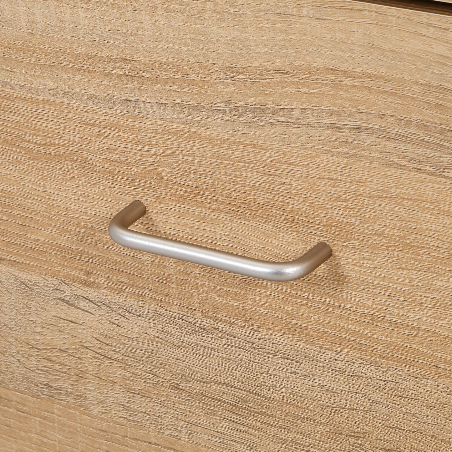 ユニット収納レンジボードナチュラルの引き出し取手をうつしている様子