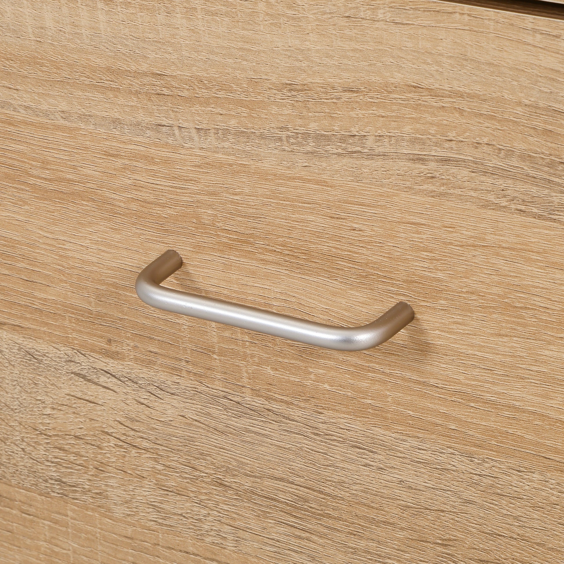 ユニット収納レンジボードナチュラルの引き出し取手をうつしている様子