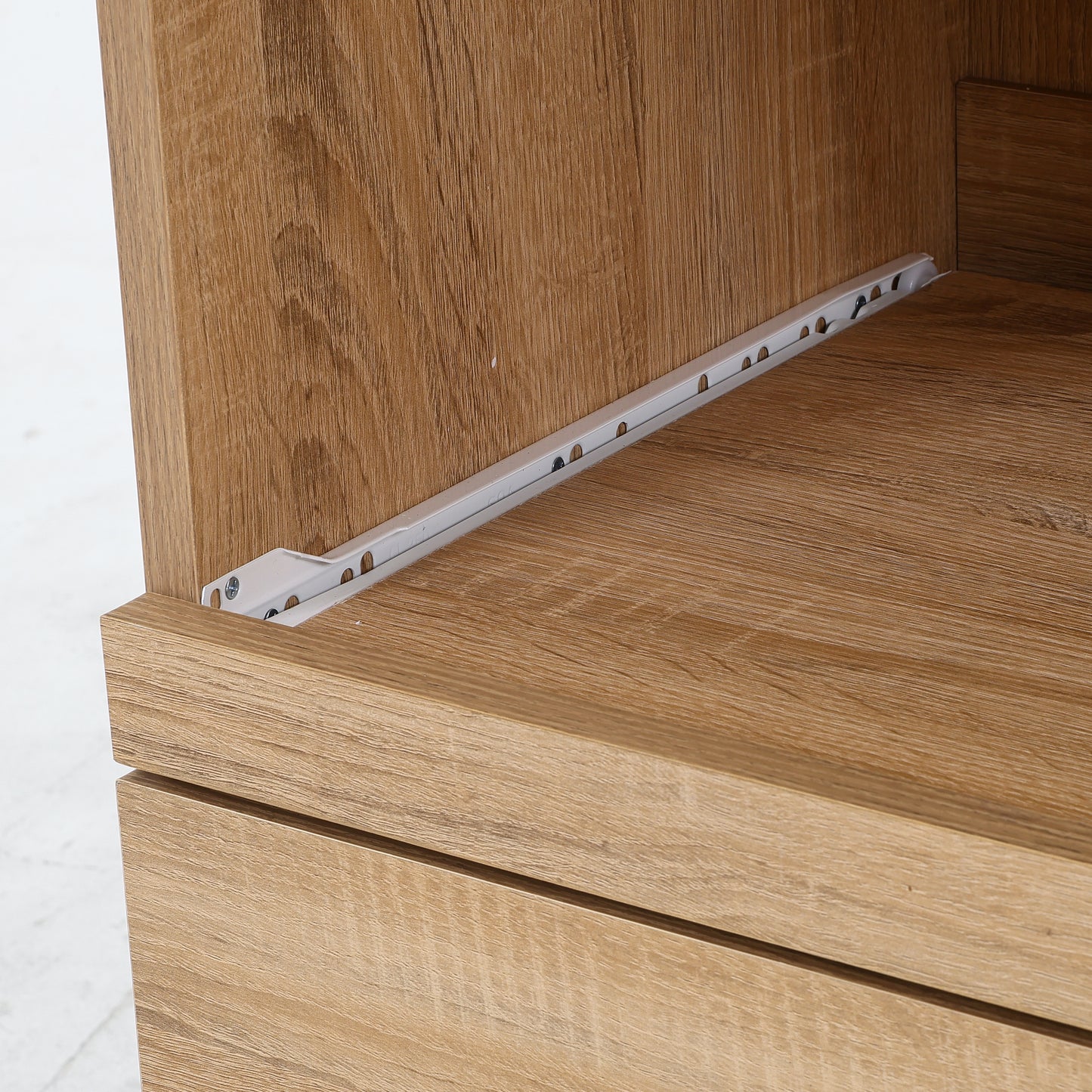 ユニット収納レンジボードナチュラルの引き出しレールをうつしている様子