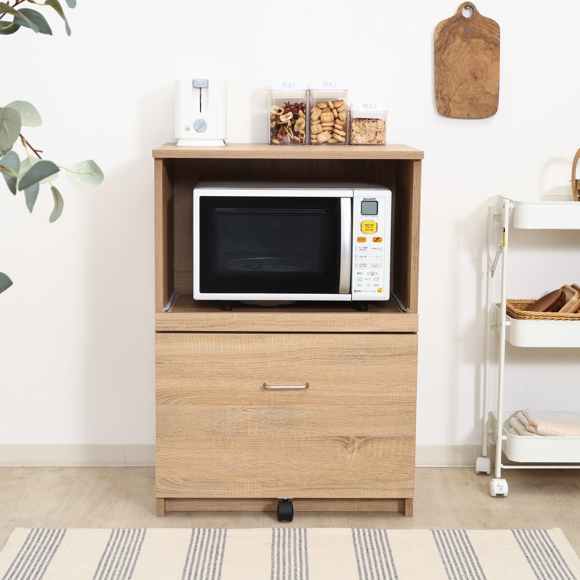 ユニット収納レンジボードナチュラルがダイニング壁際に置かれている様子