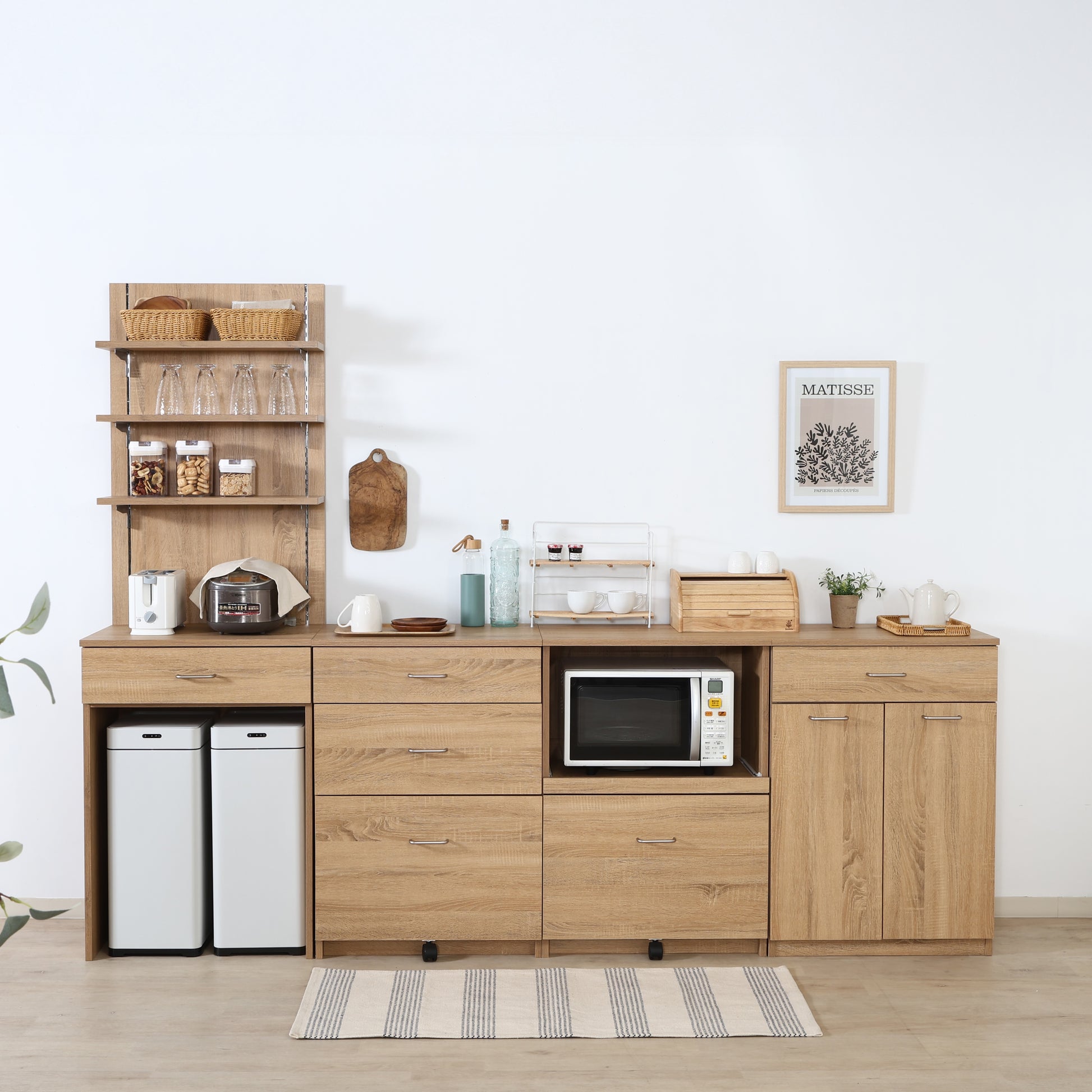 ユニット収納レンジボード含めユニット収納シリーズナチュラルが連結してダイニングに置かれている様子