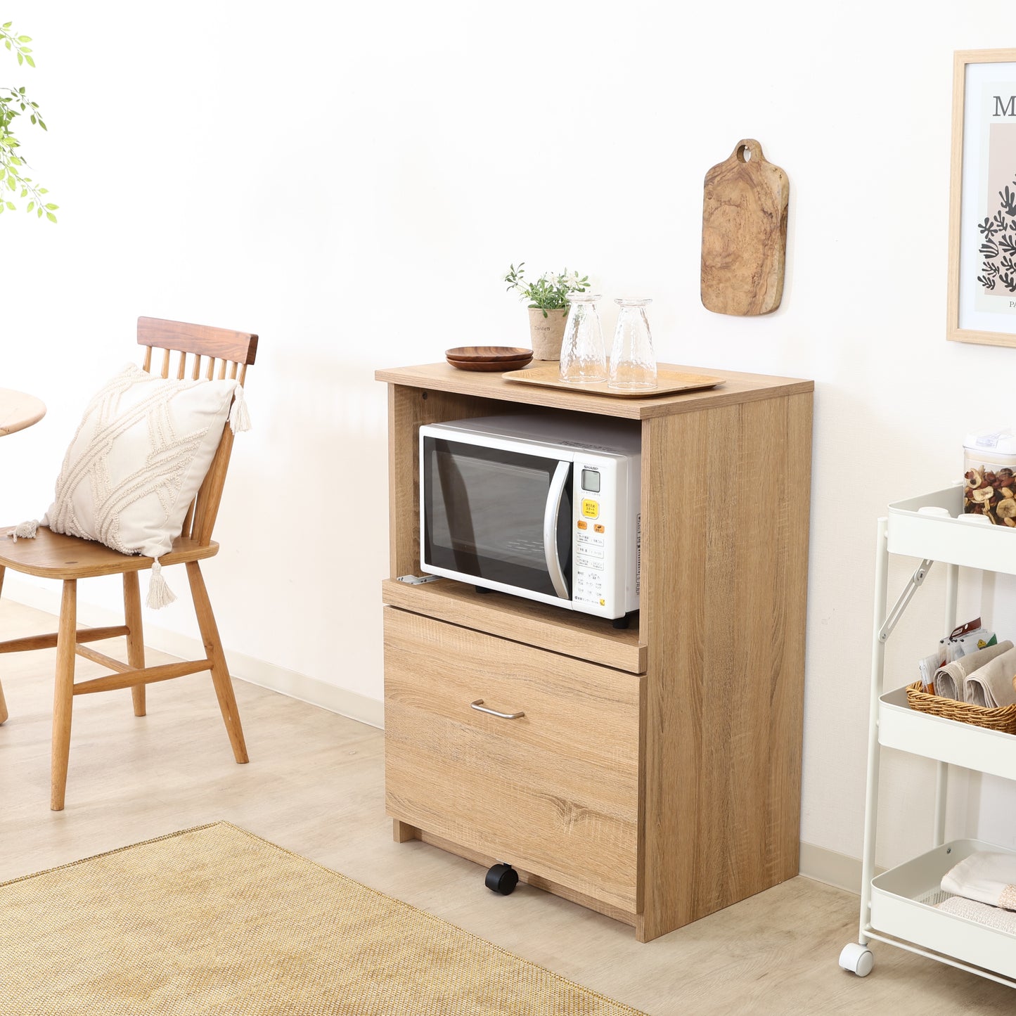 ユニット収納レンジボードナチュラルがダイニング壁際に置かれている様子