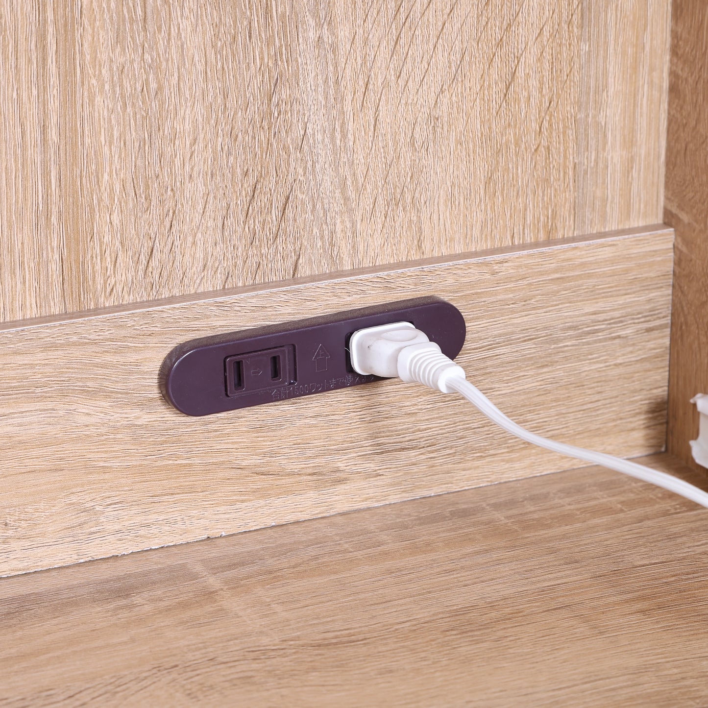 ユニット収納レンジボードナチュラルのコンセント部分をうつしている様子