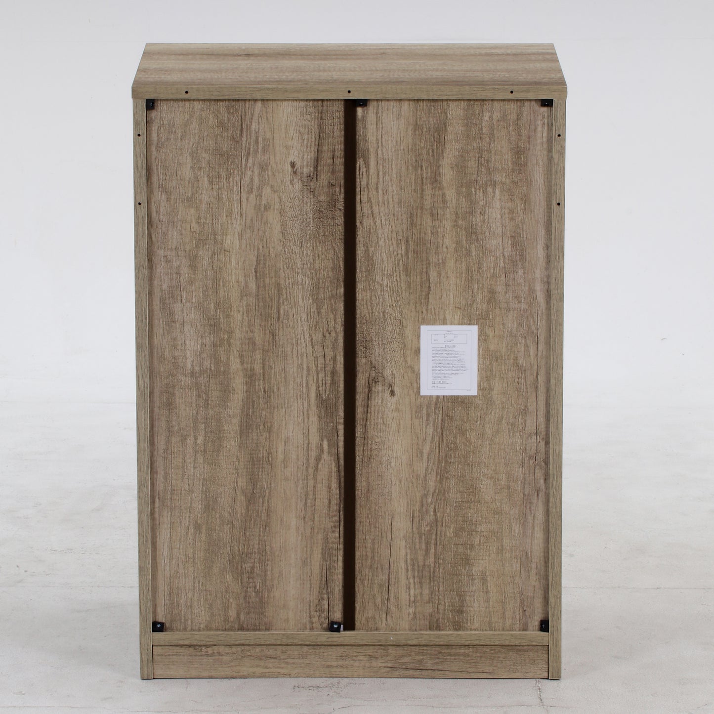 ユニット収納キャビネットグレーの背面をうつしている様子