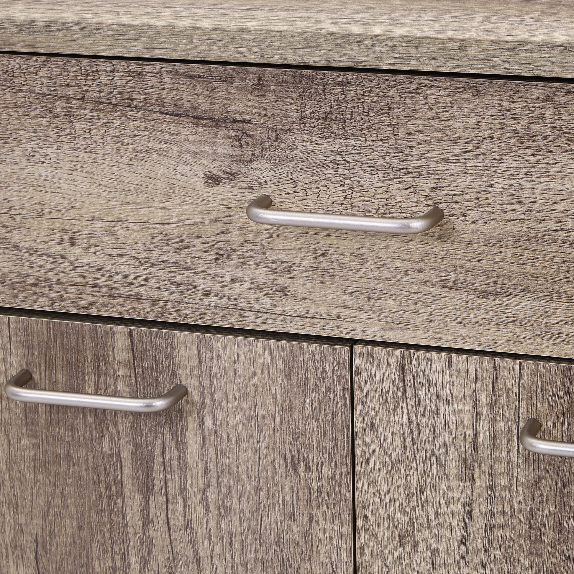 ユニット収納キャビネットグレーの引き出し取手部分をうつしている様子