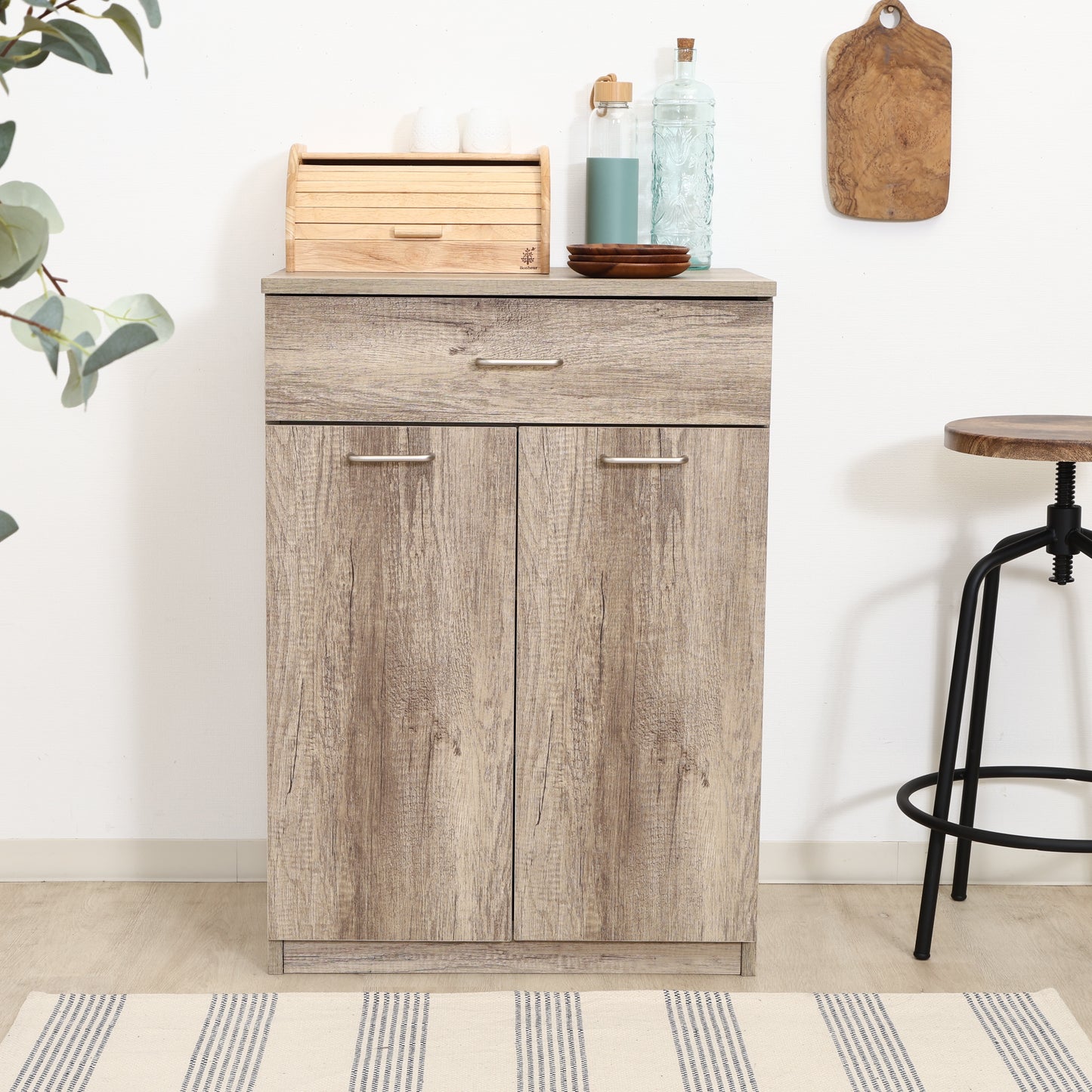 ユニット収納キャビネットグレーがダイニング壁際に置かれている様子