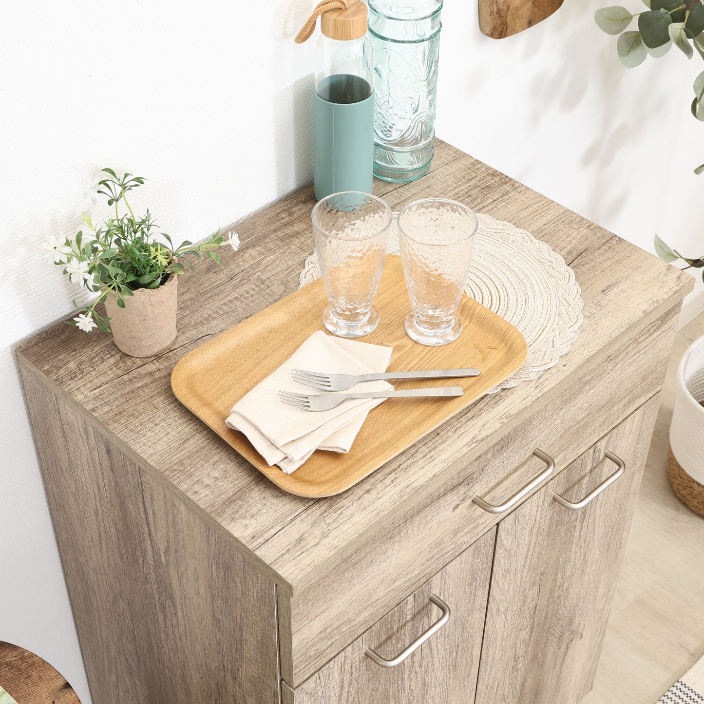 ユニット収納キャビネットグレーの天板に食器やカトラリーが置かれている様子