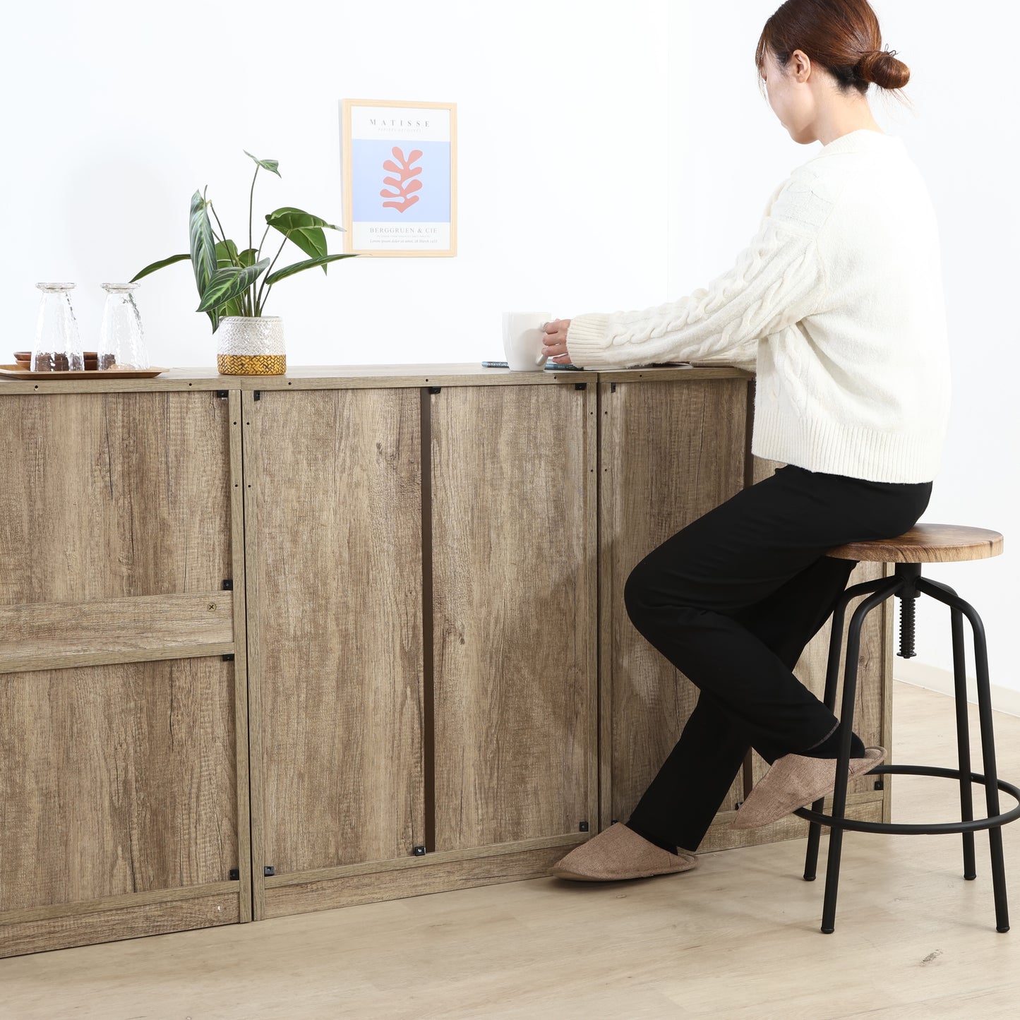 連結されたユニット収納シリーズの背面をうつしている様子