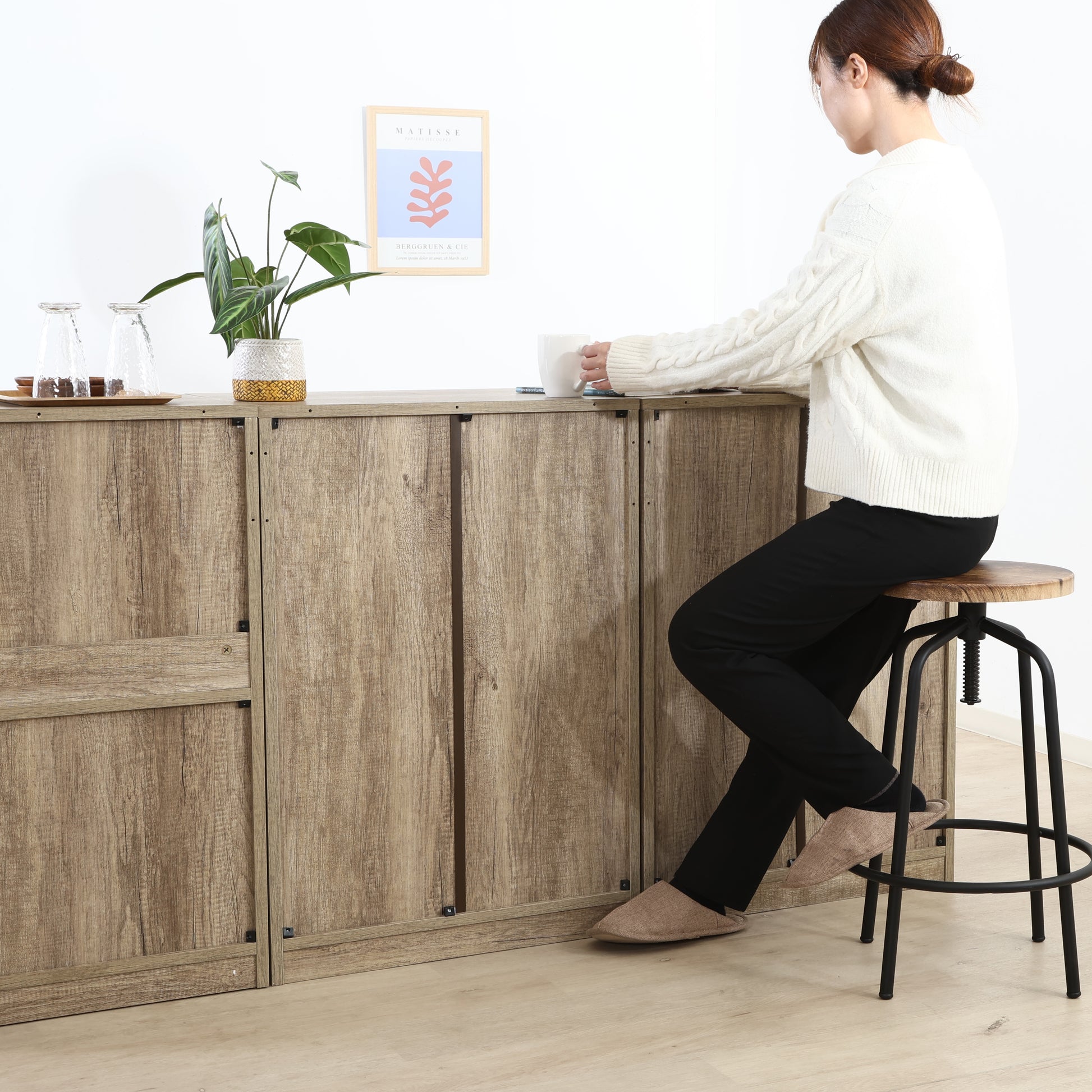 連結されたユニット収納シリーズの背面をうつしている様子