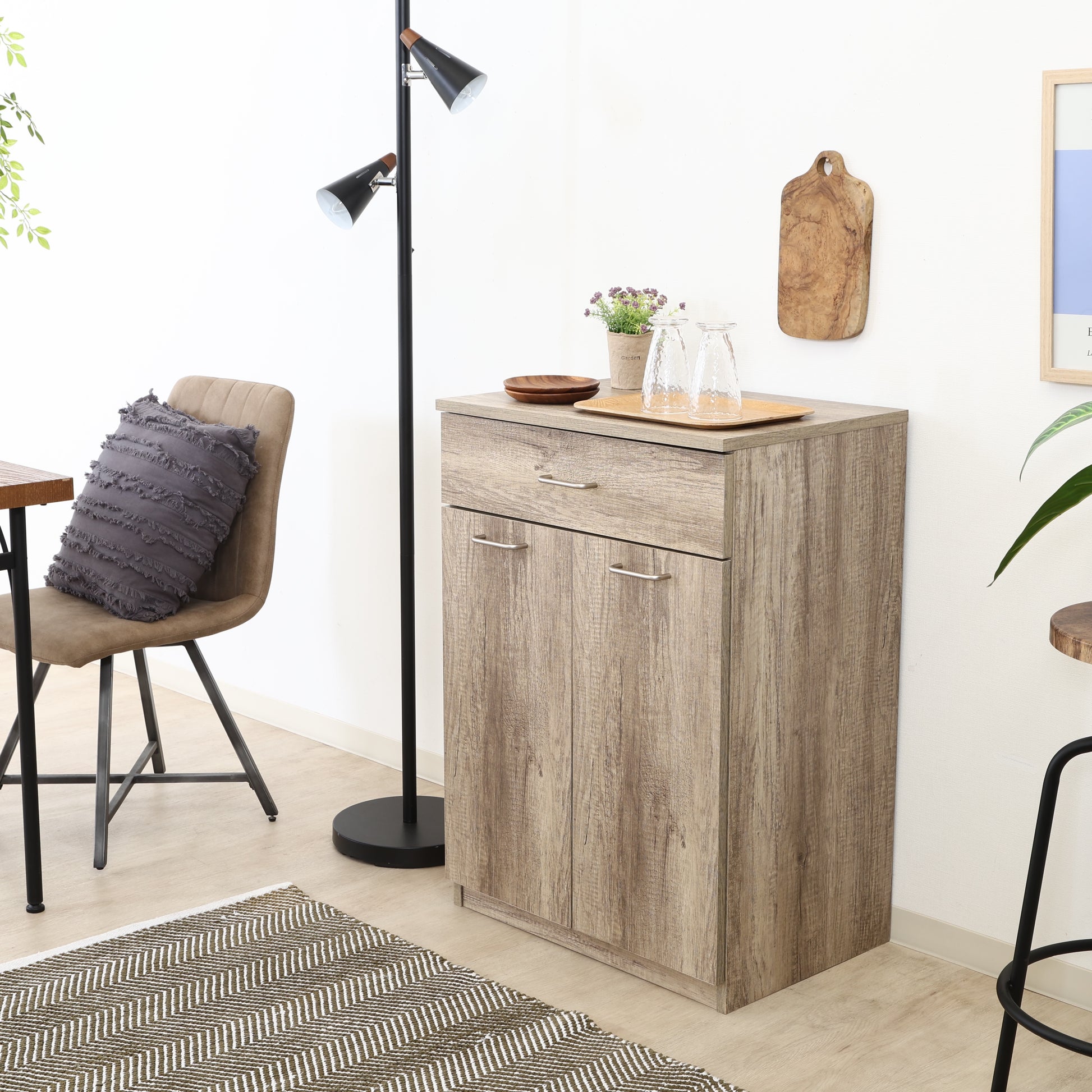 ユニット収納キャビネットグレーがダイニング壁際に置かれている様子