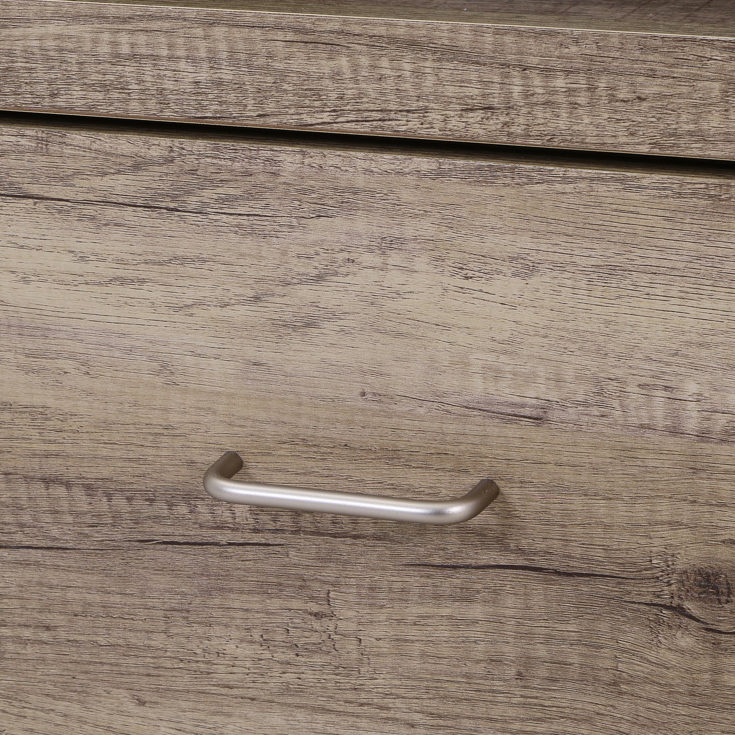 ユニット収納レンジボードグレーの引き出し取手をうつしている様子