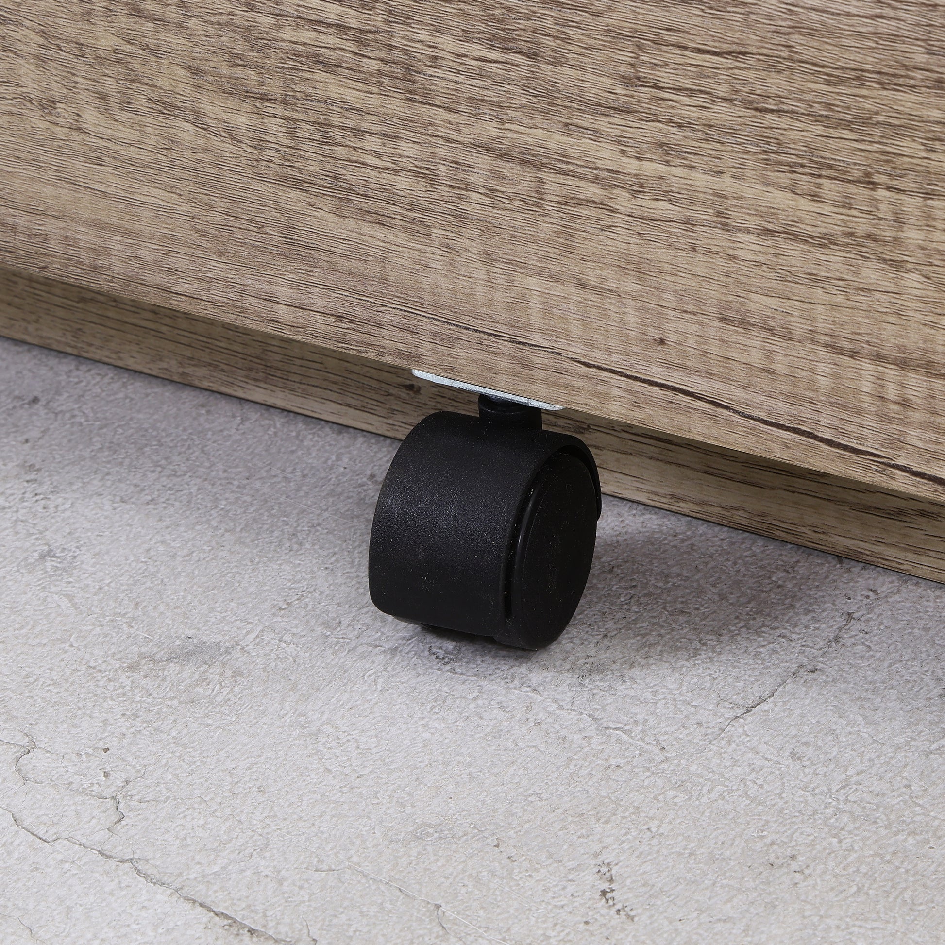 ユニット収納レンジボードグレーのキャスター部分をうつしている様子