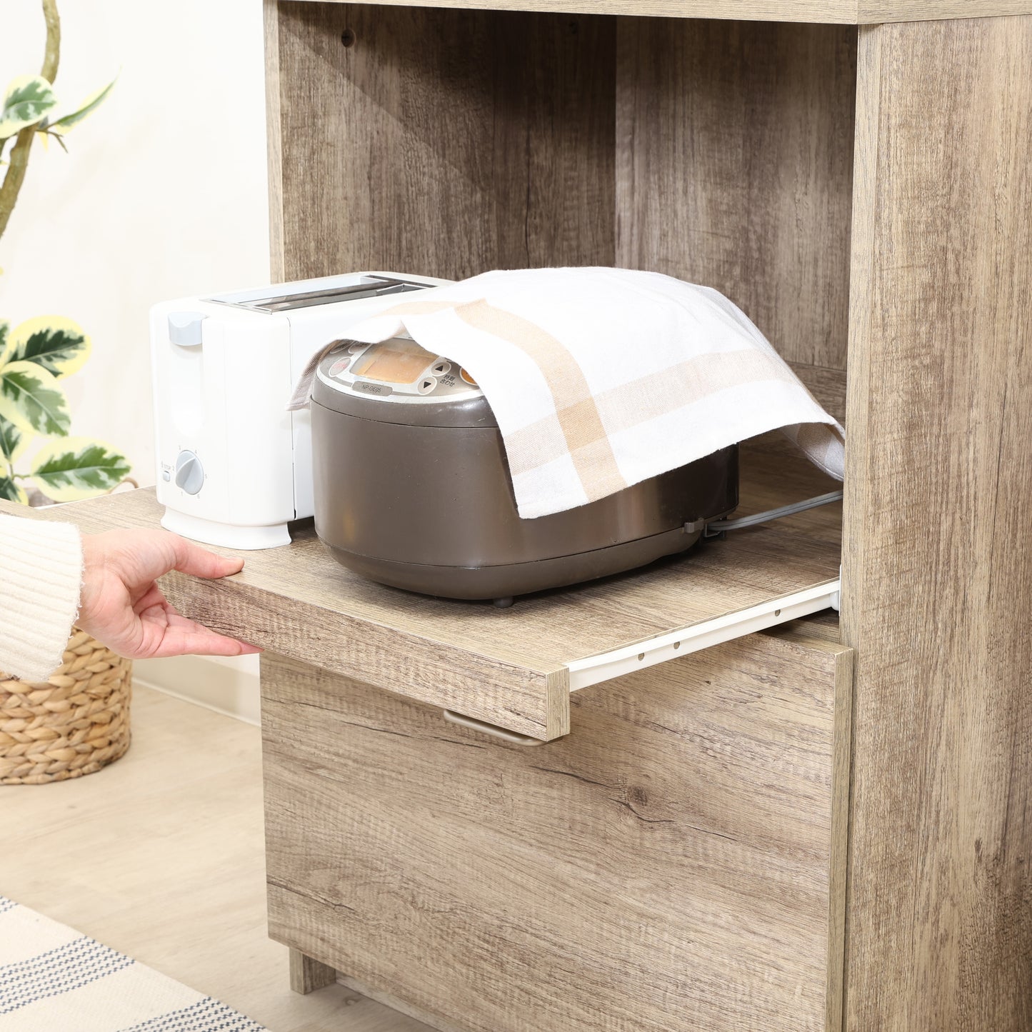 ユニット収納レンジボードグレーのレンジ台の上に炊飯器が置かれた様子